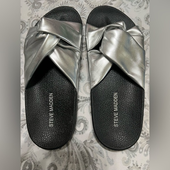 Awesome Steve Madden silver material /rubber slippers 👍🌹☝️ - Picture 1 of 4